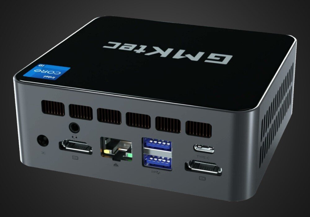Komputer GMKTEC NucBox M3 Plus Tylny panel małego komputera w czarnej obudowie z widocznymi portami HDMI, USB, Ethernet, USB-C i gniazdem zasilania, porty HDMI, ekrany, obraz