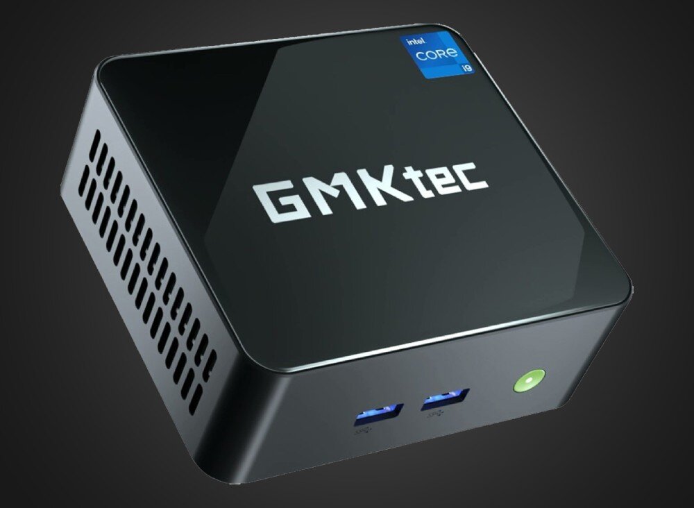 Komputer GMKTEC NucBox M3 Plus Mały komputer w czarnej obudowie z logo na górze i zielonym przyciskiem zasilania na froncie, dysk SSD, pojemność