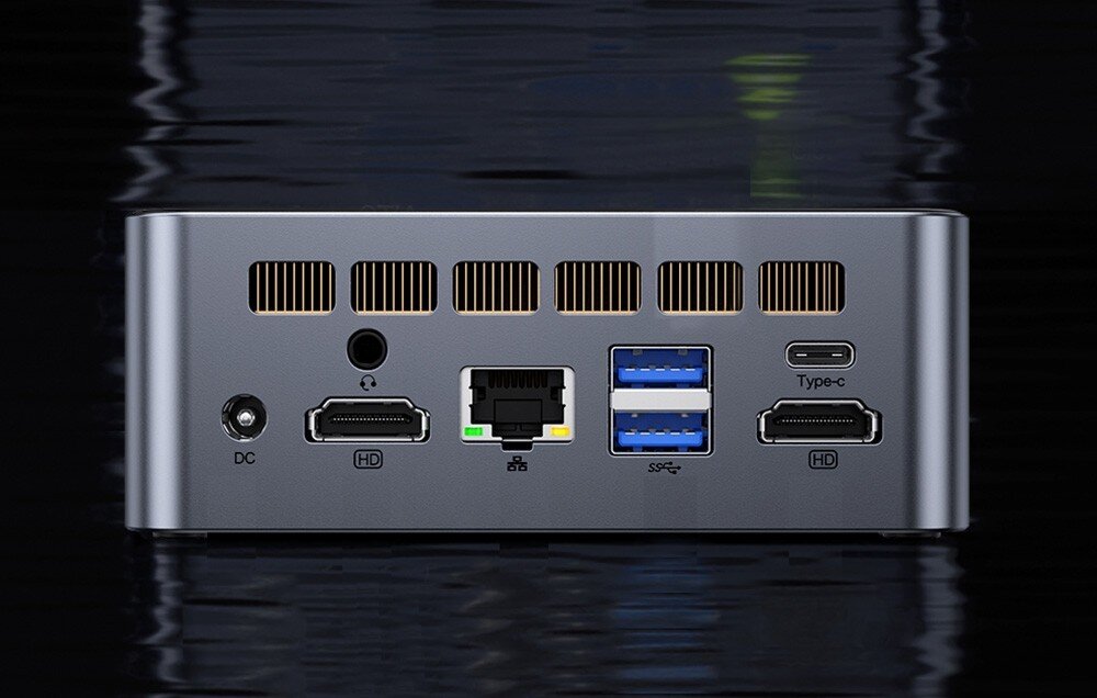 Komputer GMKTEC NucBox M3 Plus Zbliżenie na tylny panel małego komputera z portami HDMI, USB, USB-C, Ethernet i gniazdem zasilania, port Ethernet, przepustowość