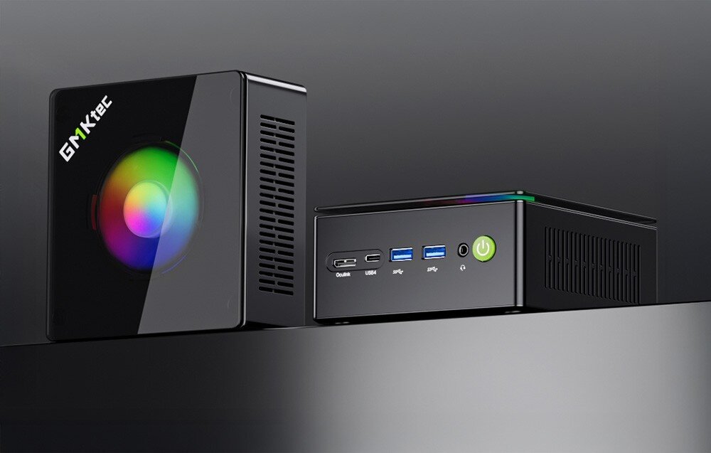 Komputer GMKTEC NucBox K11 Dwa małe komputery w formie kostki, jeden ustawiony pionowo z widocznym wentylatorem RGB, drugi poziomo z portami i przyciskiem zasilania na froncie, opis