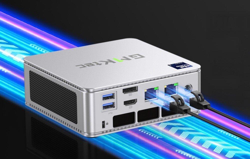 Komputer GMKTEC NucBox K9 Tylna część srebrnego mini komputera z podłączonymi kablami sieciowymi, wokół grafika z niebieskimi i fioletowymi liniami symbolizującymi transmisję danych, porty, gniazda, podłączenie