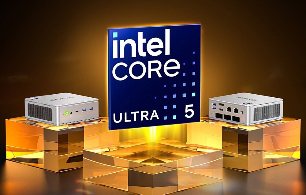 Komputer GMKTEC NucBox K9 Dwa srebrne mini komputery ustawione po bokach dużego napisu 'Intel Core Ultra 5' na tle złotych bloków, obudowa, wielkość, uchwyt VESA