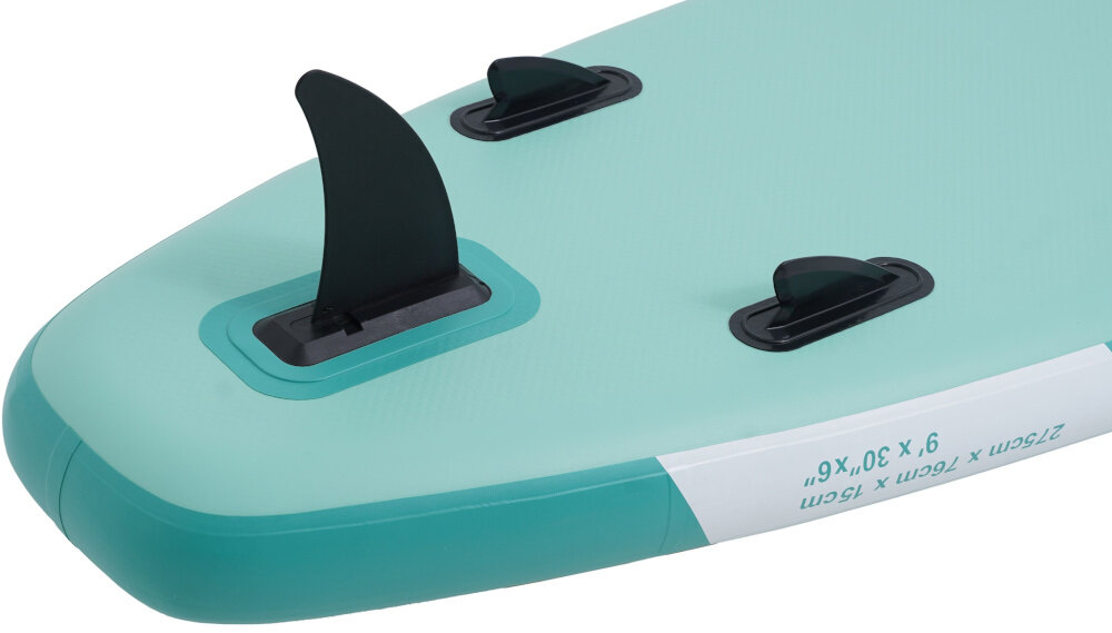 Deska SUP EXTRALINK SUP-2000 275 x 76 x 15 cm deska widoczna od spodu zbliżenie na stateczniki białe tło system trzech stateczników poprawia kierunkowość stabilność toru płynięcia lepiej trzyma linię przy spokojnym wiosłowaniu reaguje przewidywalnie i płynnie