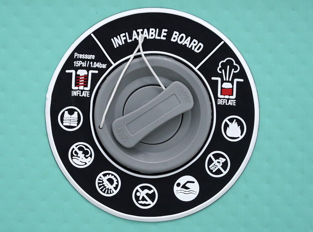 Deska SUP EXTRALINK SUP-2000 275 x 76 x 15 cm zbliżenie na zawór białe tło specjalne zawory wysokiego ciśnienia napompowanie deski do 15 psi odpowiednia sztywność konstrukcji pompka