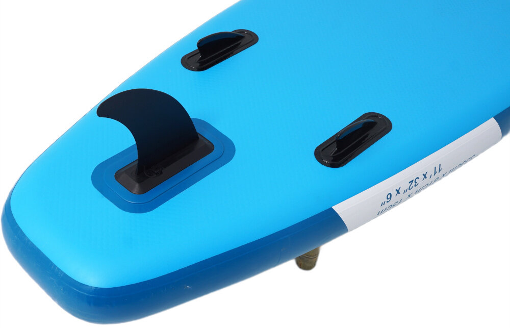 Deska SUP EXTRALINK SUP-2011 335 x 71 x 15 cm deska widoczna od spodu zbliżenie na stateczniki białe tło system trzech stateczników poprawia kierunkowość stabilność toru płynięcia lepiej trzyma linię przy spokojnym wiosłowaniu reaguje przewidywalnie i płynnie