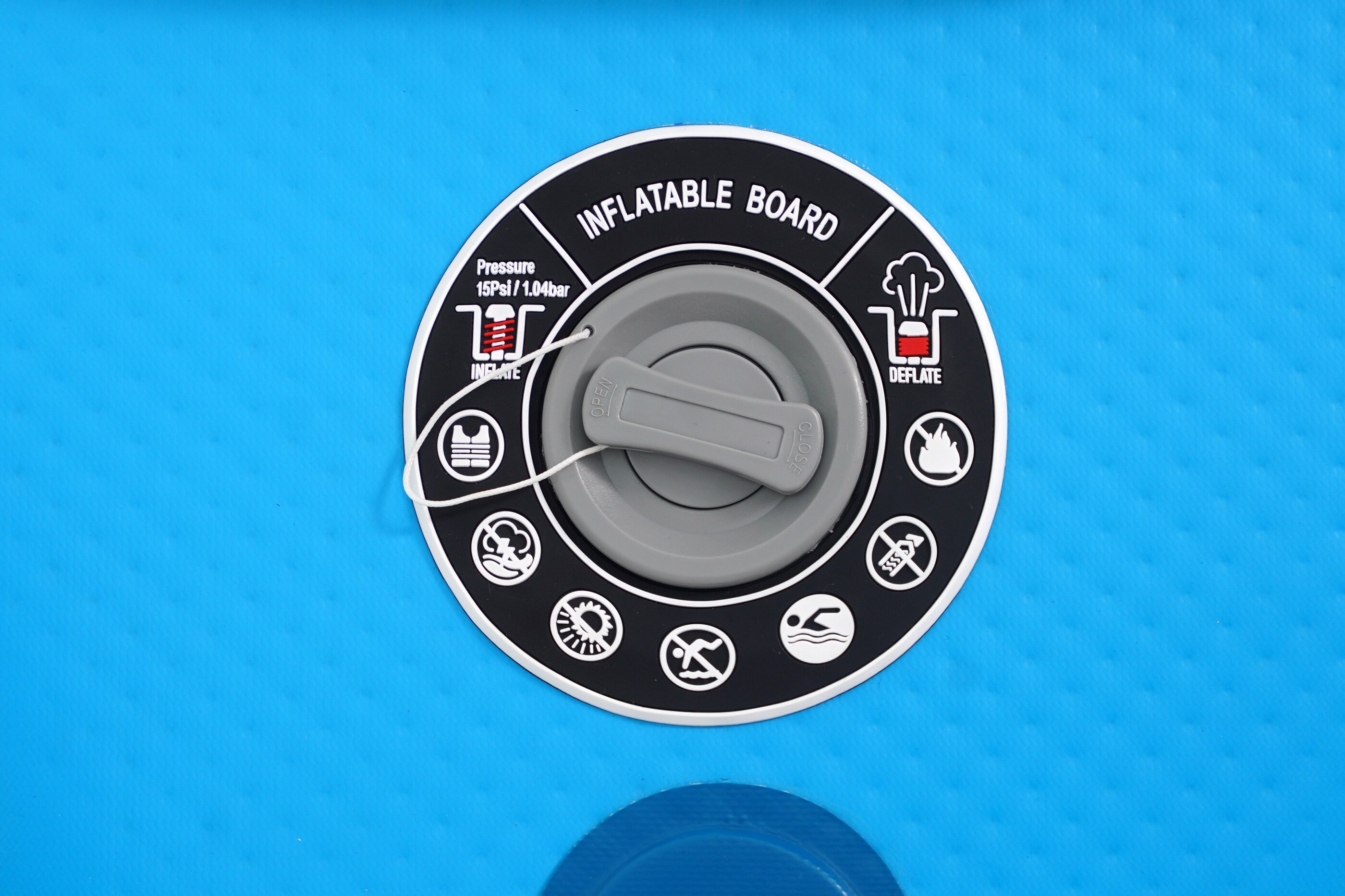 Deska SUP EXTRALINK SUP-2011 335 x 71 x 15 cm zbliżenie na zawór białe tło specjalne zawory wysokiego ciśnienia napompowanie deski do 15 psi odpowiednia sztywność konstrukcji pompka