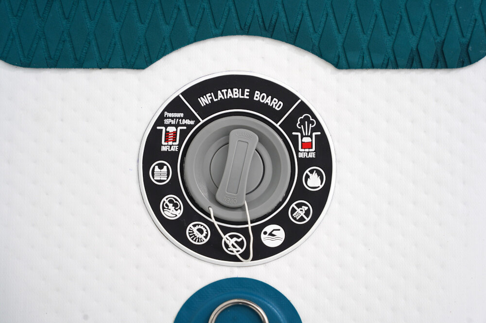 Deska SUP EXTRALINK SUP-2015 335 x 81 x 15 cm zbliżenie na zawór białe tło specjalne zawory wysokiego ciśnienia napompowanie deski do 15 psi odpowiednia sztywność konstrukcji proces pompowania i spuszczania powietrza przebiega sprawnie