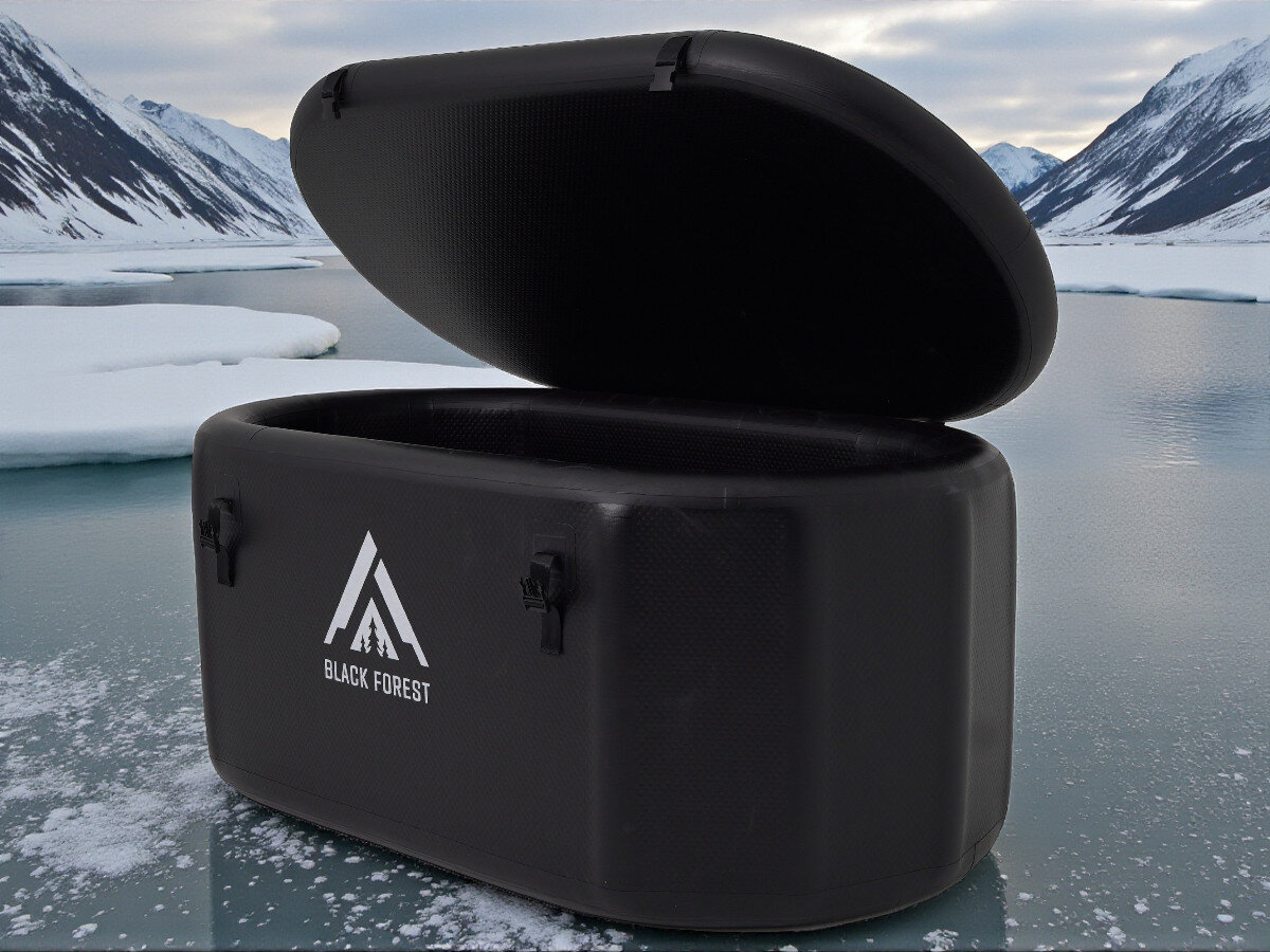 Wanna do morsowania EXTRALINK Ice Bath IB-02, wanna do morsowania, domowe zimne kąpiele, pojemność około 420l, zakres temperatur wody, Czarna wanna do morsowania Black Forest z otwartą pokrywą na tle skutej lodem zatoki.