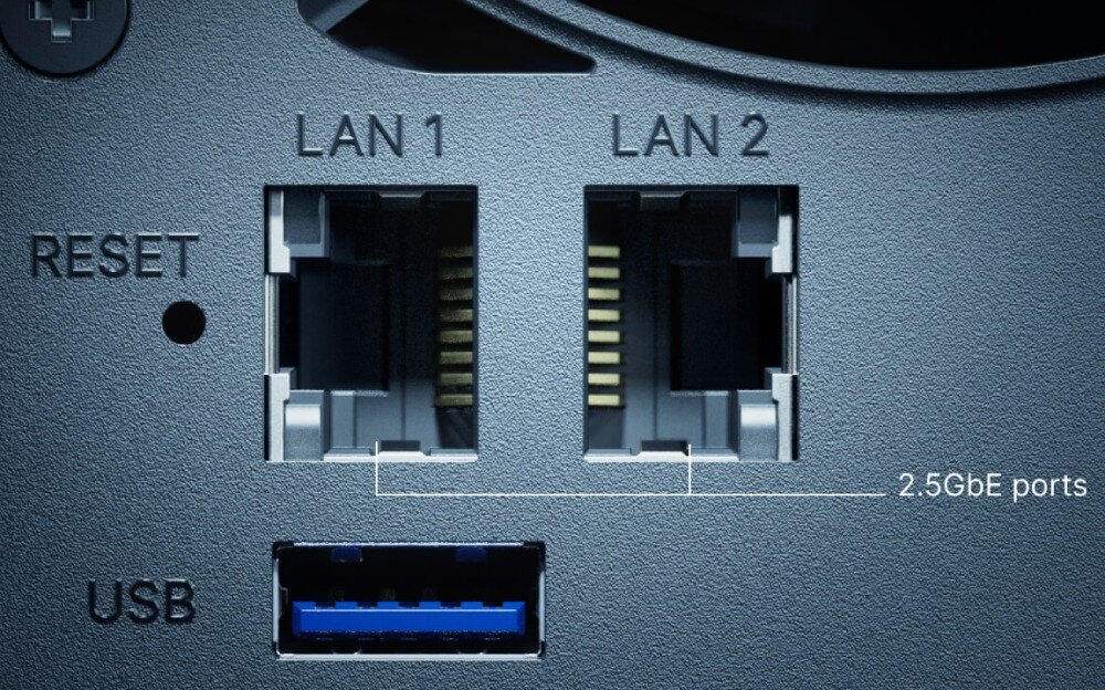 Serwer plików SYNOLOGY DS925+ Zbliżenie na dwa porty LAN oznaczone jako 'LAN 1' i 'LAN 2' oraz port USB z podpisem '2.5GbE ports', porty Ethernet, prędkość, przesył danych