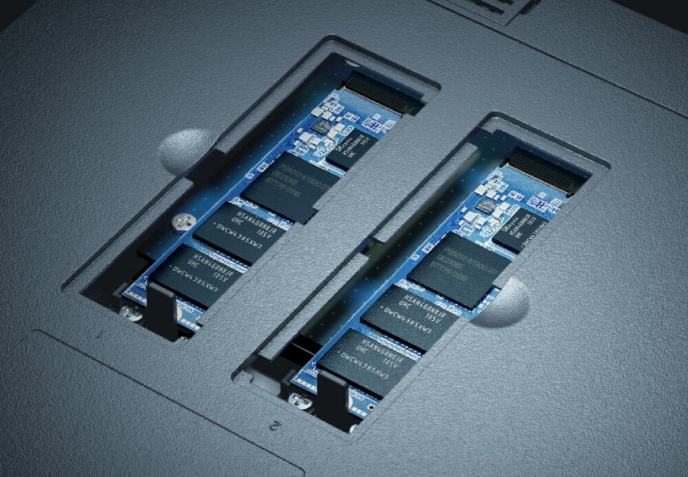 Serwer plików SYNOLOGY DS925+ Widok na dwa zamontowane nośniki M.2 NVMe wewnątrz obudowy z wycięciem w panelu, dyski, kompatybilność, formaty, funkcja hot-swap
