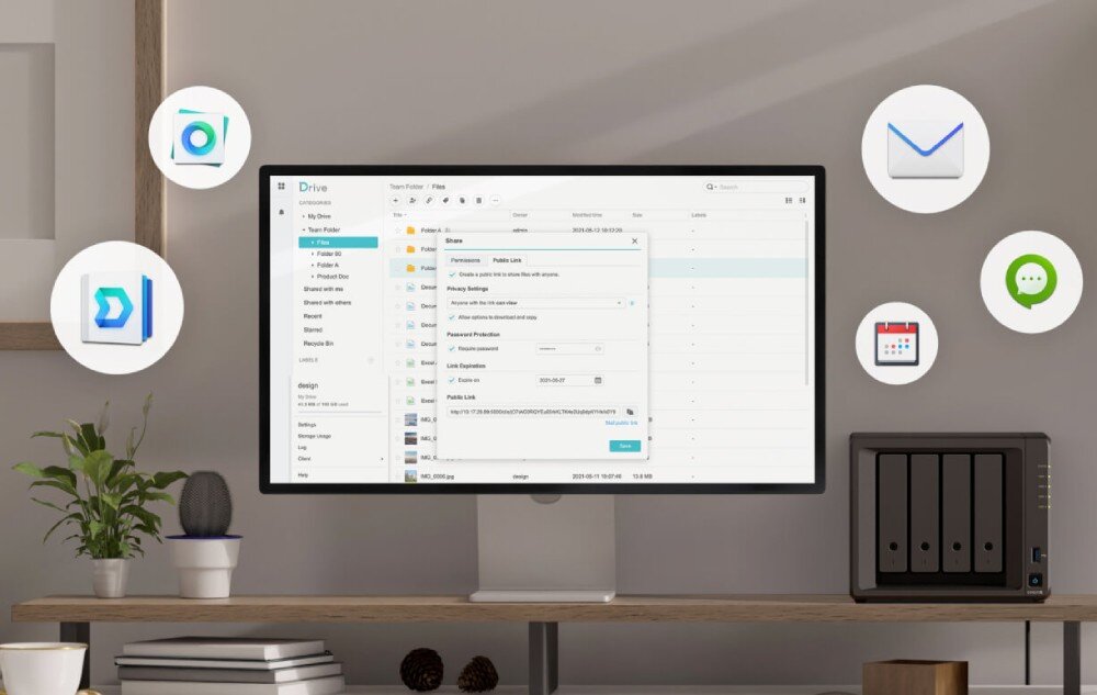 Serwer plików SYNOLOGY DS925+ Monitor wyświetlający aplikację do zarządzania plikami z ikonami innych narzędzi, obok monitora stoi urządzenie z czterema kieszeniami na dyski, funkcje, prywatna chmura, synchronizacja, dostęp