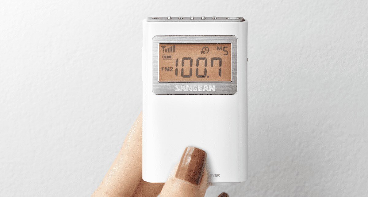 SANGEAN DT-160 radio pamięć stacji automatyczne skanowanie, ręka trzymająca radio na jasnym tle