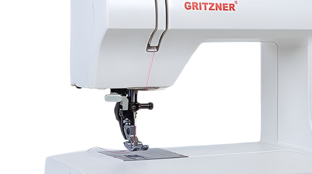 Maszyna do szycia GRITZNER Tipmatic 6122 funkcja regulacji prędkości pedał nożny pełna kontrola nad maszyną rózne prędkości do precyzyjnych poprawek szycie w szybkim tempie wolne ramię szycie w trudno dostępnych miejscach możliwość wyłączenia transportu materiału haftowanie cerowanie
