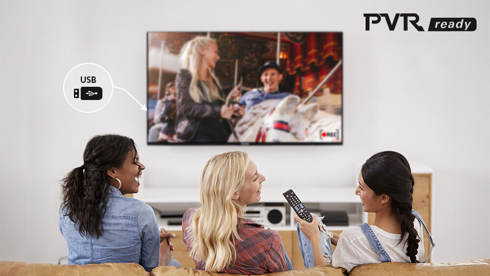Telewizor TELEFUNKEN TFL-43AEU2000 - Ulubione treści na USB, PVR Ready, osoby siedzące na kanapie oglądające program telewizyjny