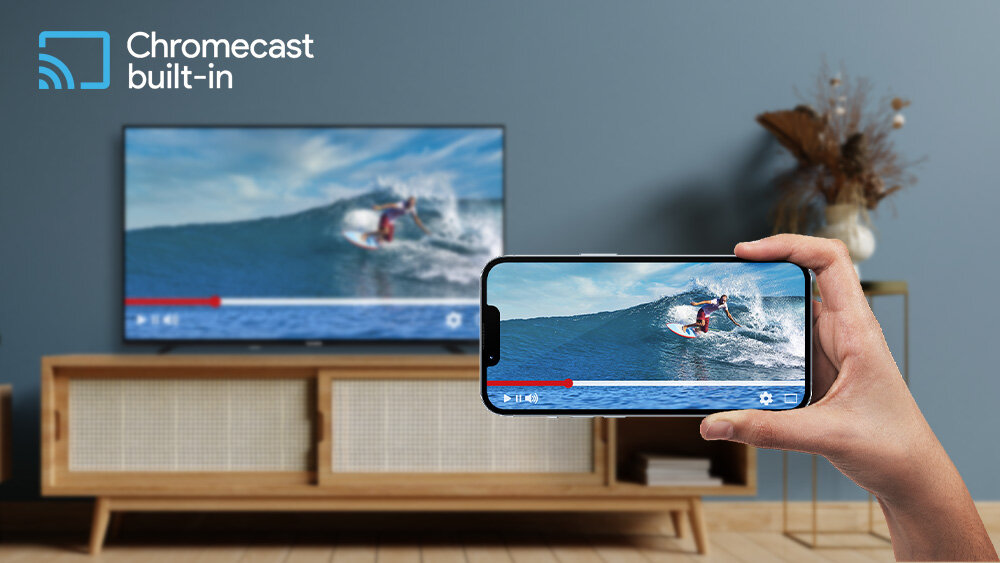 Telewizor TELEFUNKEN TFL-43AEU2000 - Przesyłaj z telefonu na TV, Chromecast, ręka trzymająca telefon w ręku, w tle telewizor stojący na komodzie