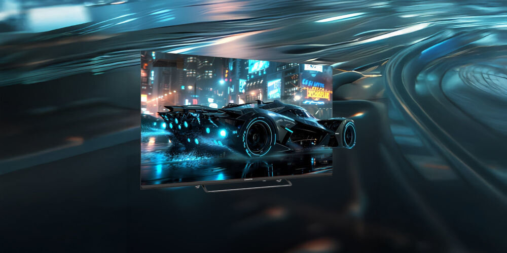 Telewizor MANTA 55LUV125E 4K-UHD panel VA wysoki kontrast realistyczne kolory, telewizor po skosie na ciemnym tle, samochód jadący po drodze