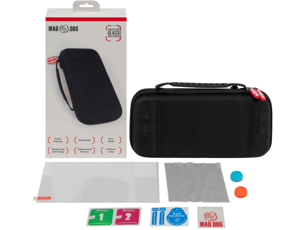 Etui MAD DOG NSC100K Kompletny zestaw MAD DOG dla konsoli. Po lewej stronie białe opakowanie z napisem Protective Glass Included. Na środku etui z uchwytem. Na dole ułożone akcesoria: folia ochronna, ściereczka z mikrofibry, dwa gumowe nakładki na analogi (niebieska i pomarańczowa), naklejka z logo i chusteczki czyszczące (Wipes 1 i Wipes 2).