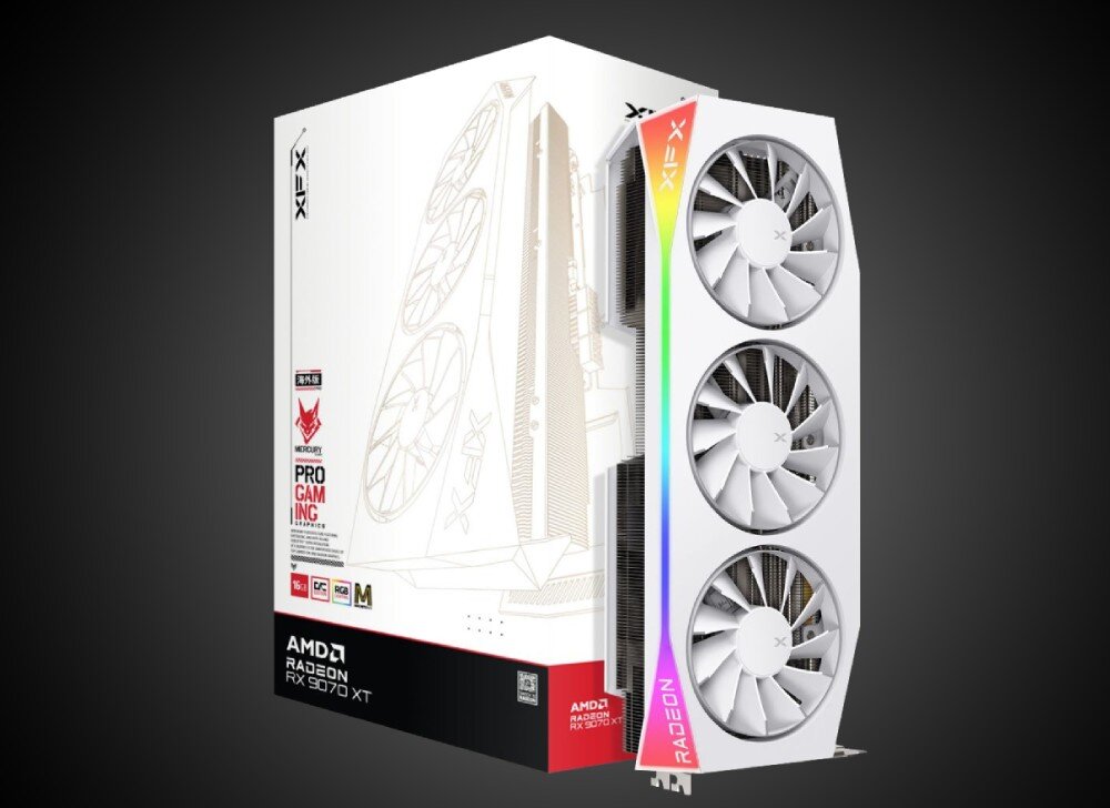 Karta graficzna XFX Mercury Radeon RX 9070 XT OC RGB White Magnetic Air Edition 16GB Biała karta graficzna z trzema wentylatorami stoi obok pudełka z jej grafiką w odcieniach beżu i czerwieni, na ciemnym tle, opis