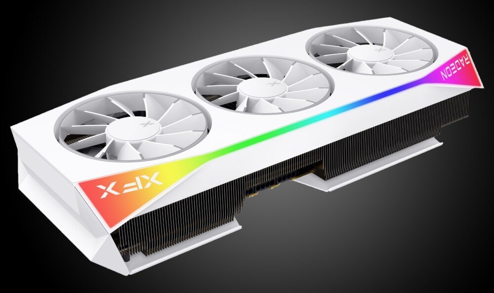 Karta graficzna XFX Mercury Radeon RX 9070 XT OC RGB White Magnetic Air Edition 16GB Ujęcie z ukosa na kartę graficzną pokazujące trzy wentylatory i długi radiator pod białą obudową z podświetleniem ARGB, porty, wyjścia