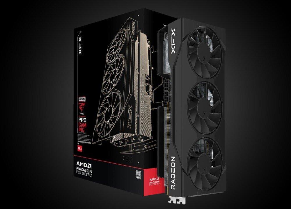 Karta graficzna XFX Swift Radeon RX 9070 OC Triple Fan Gaming Edition 16GB Obraz przedstawia kartonowe opakowanie karty graficznej z rysunkiem modelu z trzema wentylatorami. Obok stoi sama karta, pionowo ustawiona, widoczne są trzy duże wentylatory chłodzące na czarnej obudowie z białym logo 'XFX', opis