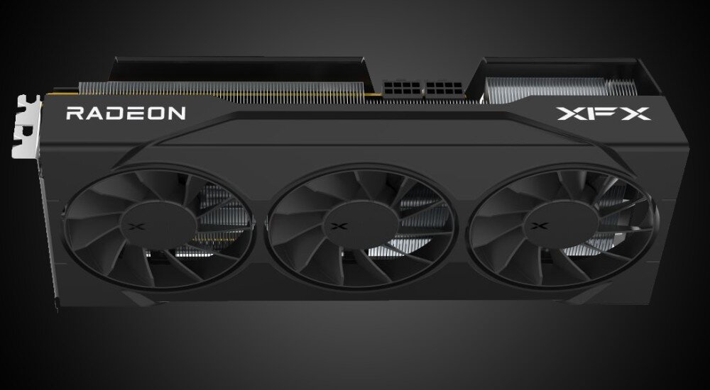 Karta graficzna XFX Swift Radeon RX 9070 OC Triple Fan Gaming Edition 16GB Widok boczny karty graficznej. Pokazana jest dolna część obudowy z otworami wentylacyjnymi, złączem zasilania i podświetlanymi napisami 'RADEON' oraz 'XFX', architektura, procesory strumieniowe, taktowanie