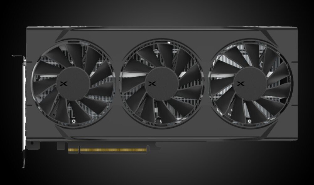 Karta graficzna XFX Swift Radeon RX 9070 OC Triple Fan Gaming Edition 16GB Widok frontowy karty graficznej z trzema dużymi wentylatorami umieszczonymi poziomo. Karta leży na płaskiej powierzchni, widoczne są również złącza i część laminatu, chłodzenie, wentylatory, radiator, rurki ciepłe, łożyska