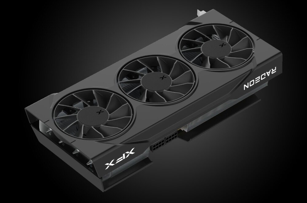 Karta graficzna XFX Swift Radeon RX 9070 OC Triple Fan Gaming Edition 16GB Perspektywiczne ujęcie karty graficznej leżącej na boku. Trzy wentylatory są dobrze widoczne, a na bokach obudowy znajdują się świecące napisy 'RADEON' i 'XFX', wygląd, styl, podświetlenie