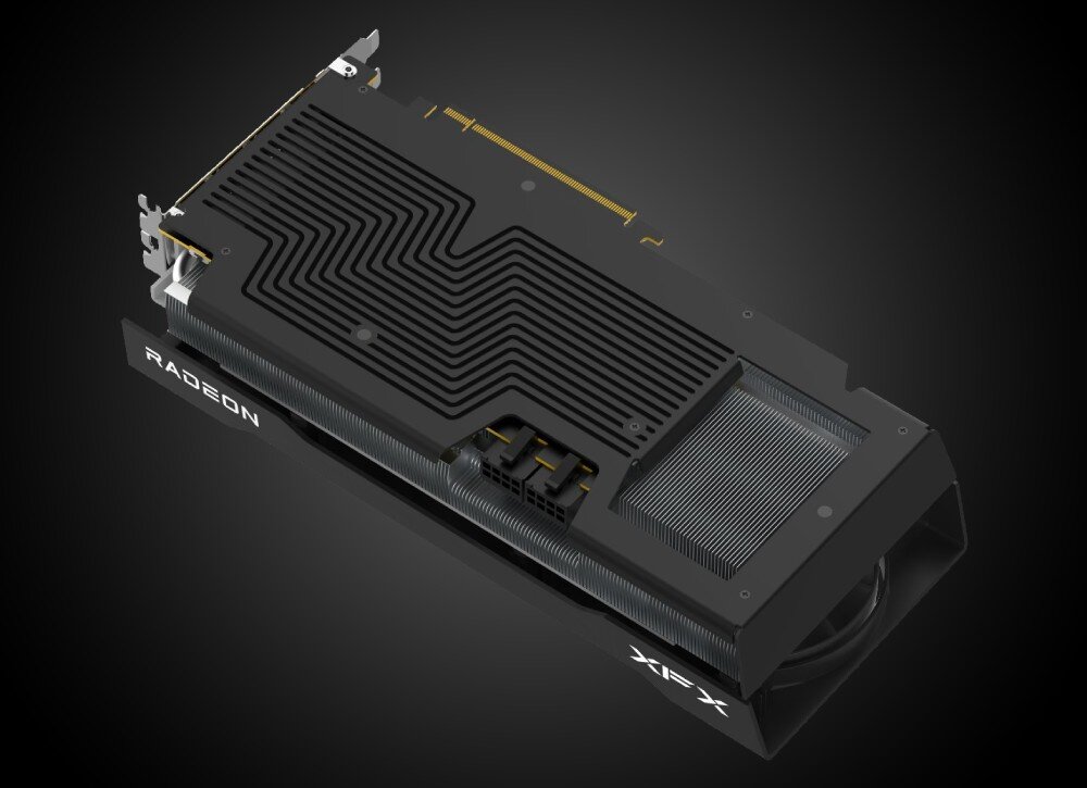 Karta graficzna XFX Swift Radeon RX 9070 OC Triple Fan Gaming Edition 16GB Widok tylnej części karty graficznej. Pokrywa chłodzenia ma ciemne żłobienia i wycięcia nad radiatorami, widoczne też złącze zasilania i podświetlenie z napisem 'XFX', wyjścia, HDMI, DisplayPort