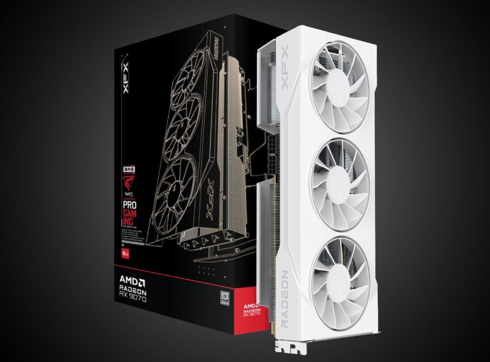 Karta graficzna XFX Swift Radeon RX 9070 OC White Triple Fan Gaming Edition 16GB Obraz przedstawia kartonowe opakowanie karty. Obok stoi sama karta, pionowo ustawiona, widoczne są trzy duże wentylatory chłodzące na obudowie z logo 'XFX', opis