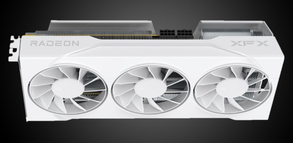 Karta graficzna XFX Swift Radeon RX 9070 OC White Triple Fan Gaming Edition 16GB Widok boczny karty graficznej. Pokazana jest dolna część obudowy z otworami wentylacyjnymi, złączem zasilania i podświetlanymi napisami 'RADEON' oraz 'XFX', architektura, procesory strumieniowe, taktowanie