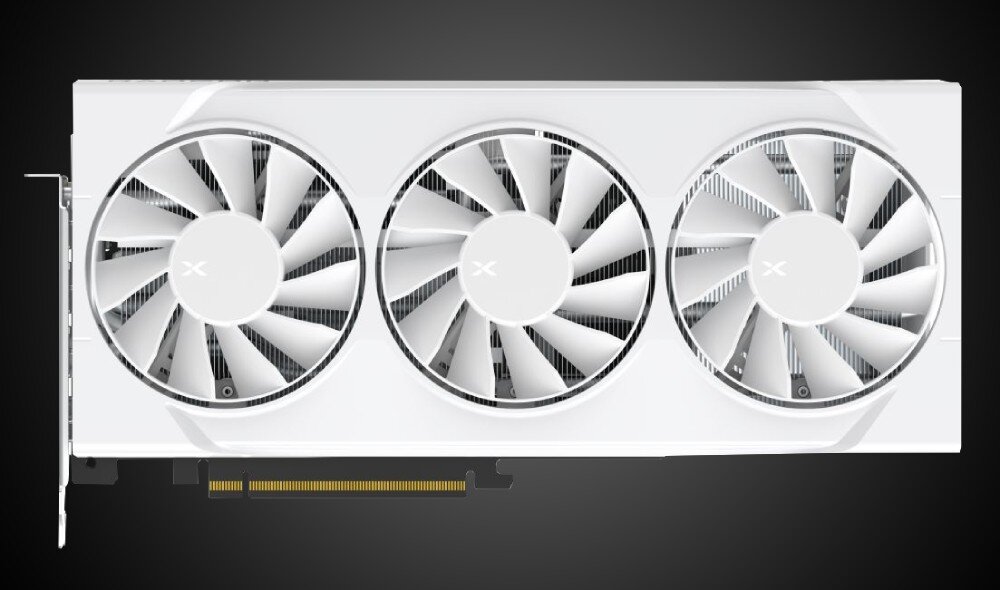 Karta graficzna XFX Swift Radeon RX 9070 OC White Triple Fan Gaming Edition 16GB Widok frontowy karty graficznej z trzema dużymi wentylatorami umieszczonymi poziomo. Karta leży na płaskiej powierzchni, widoczne są również złącza i część laminatu, chłodzenie, wentylatory, radiator, rurki ciepłe, łożyska
