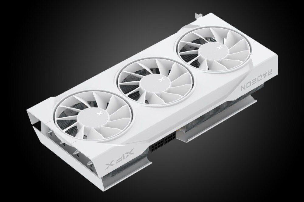 Karta graficzna XFX Swift Radeon RX 9070 OC White Triple Fan Gaming Edition 16GB Perspektywiczne ujęcie karty graficznej leżącej na boku. Trzy wentylatory są dobrze widoczne, a na bokach obudowy znajdują się świecące napisy 'RADEON' i 'XFX', wygląd, styl, podświetlenie