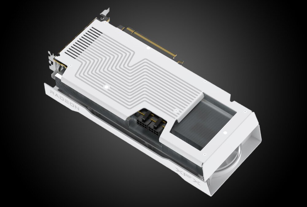 Karta graficzna XFX Swift Radeon RX 9070 OC White Triple Fan Gaming Edition 16GB Widok tylnej części karty graficznej. Pokrywa chłodzenia ma ciemne żłobienia i wycięcia nad radiatorami, widoczne też złącze zasilania i podświetlenie z napisem 'XFX', wyjścia, HDMI, DisplayPort