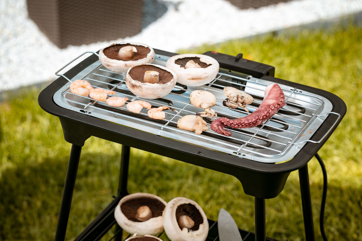 Grill elektryczny ADLER AD 6602, wymiary, ruszt, dzielenie, jednocześnie, grill w ogrodzie i zbliżenie na ruszt z potrawami