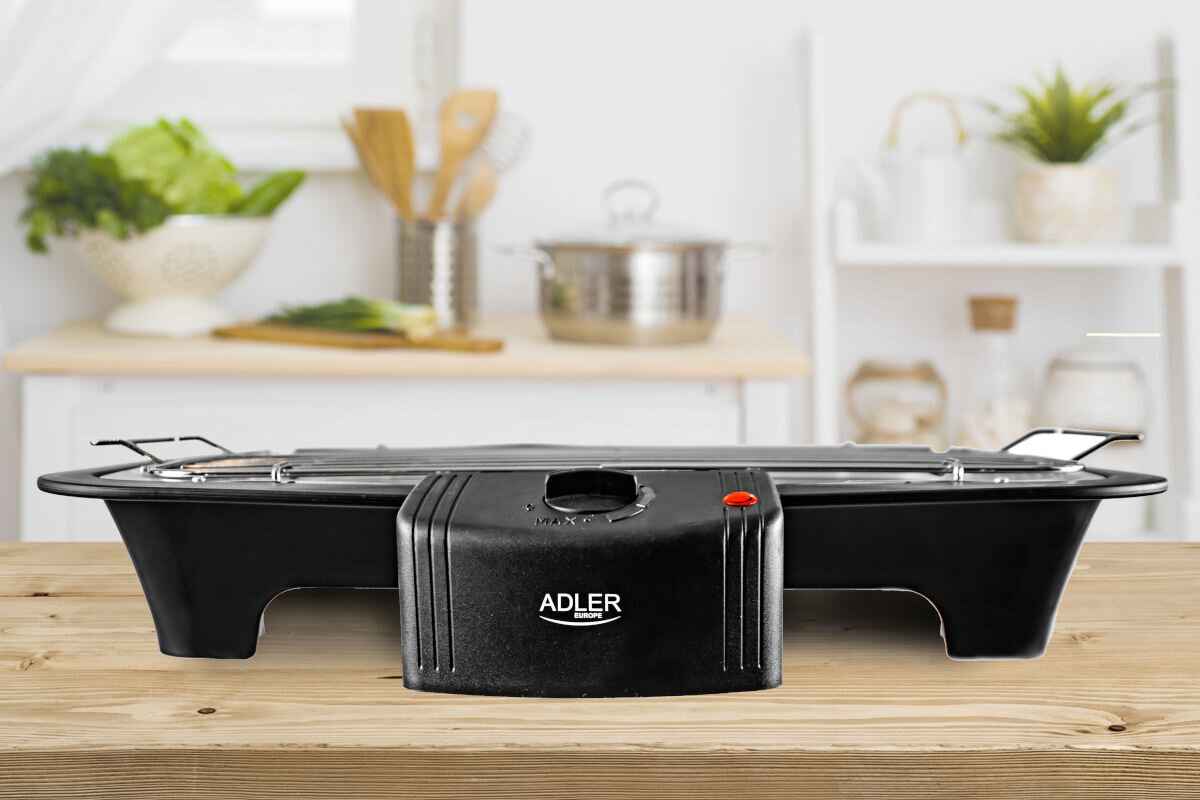 Grill elektryczny ADLER AD 6602, czyszczenie, zbiornik, woda, przypalanie, grill stoi na blacie w kuchni frontem na wprost