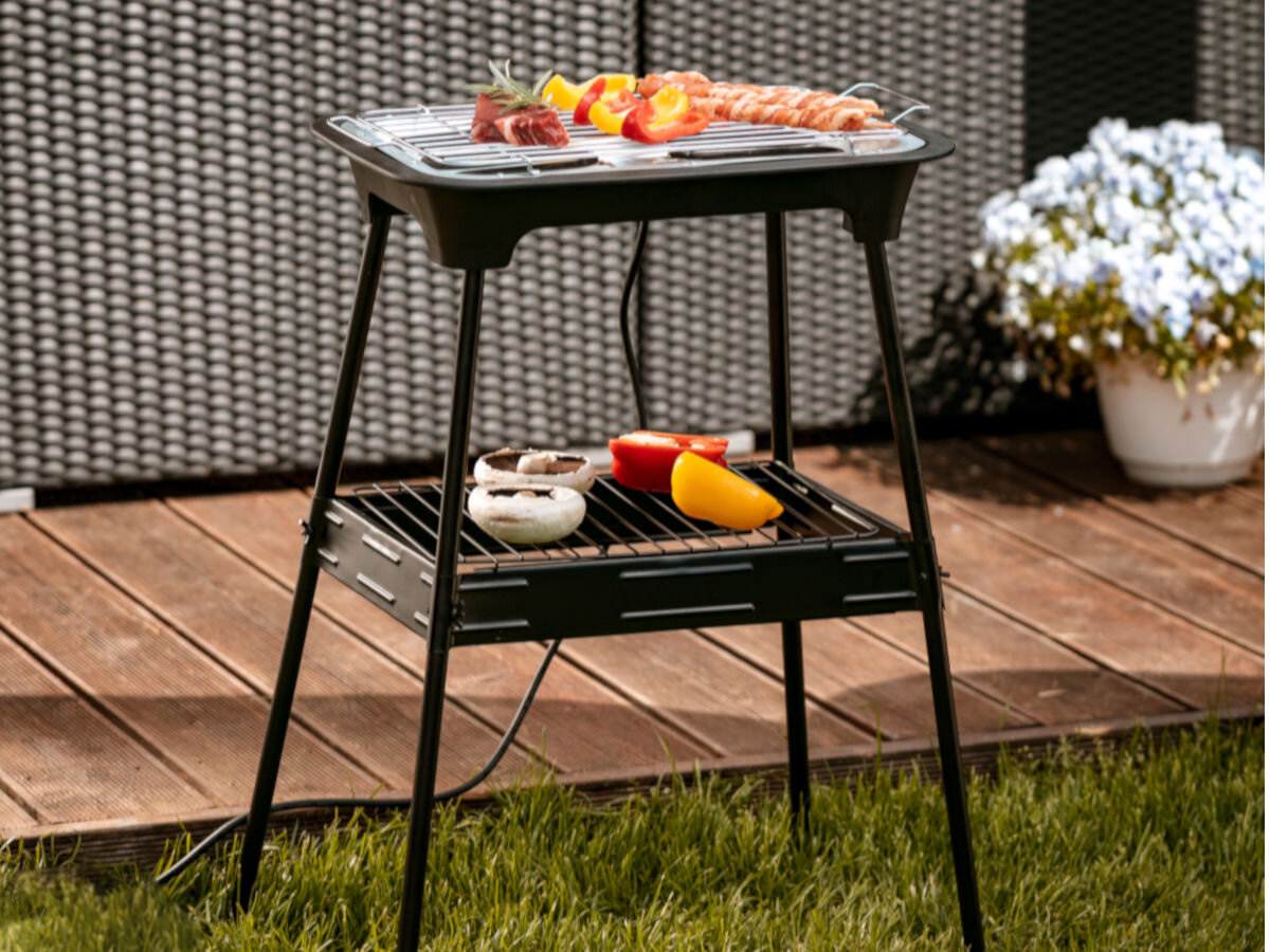 Grill elektryczny ADLER AD 6602, węgiel, gaz, taras, pomieszczenia, grill na tarasie w tle sofa ogrodowa, frontem prawo skos