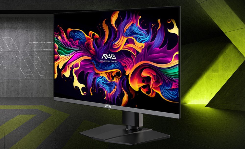 Monitor MSI MAG 272UP QD-OLED X24 Monitor komputerowy widoczny pod kątem wyświetlający abstrakcyjną i kolorową tapetę z logo serii MAG na środku, opis
