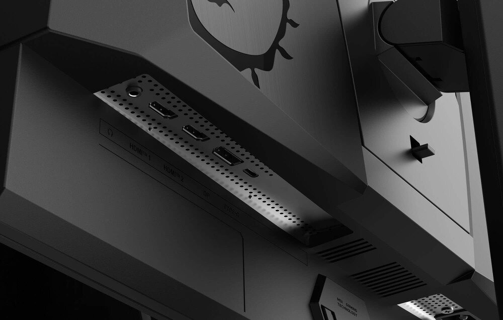 Monitor MSI MAG 272UP QD-OLED X24 Zbliżenie na panel złącz monitora widoczny od dołu, obejmujący porty HDMI, DisplayPort, USB typu C oraz wyjście słuchawkowe, porty, wejścia wideo