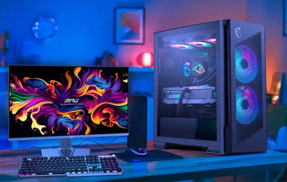 Monitor MSI MAG 272UP QD-OLED X24 Stanowisko komputerowe gracza w ciemnym pokoju z monitorem wyświetlającym kolorową tapetę, podświetloną obudową komputera oraz klawiaturą i myszką na biurku, przekątna, rozdzielczość, matryca