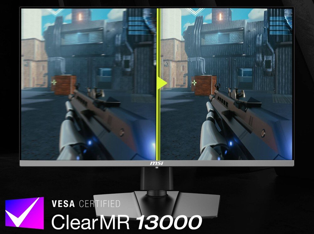 Monitor MSI MAG 272UP QD-OLED X24 Porównanie płynności obrazu w grze FPS na podzielonym ekranie, gdzie lewa strona jest ostra i wyraźna, a prawa rozmyta, z widocznym logo certyfikatu VESA ClearMR 13000, widoczność, kalibracja, dokładność kolorów