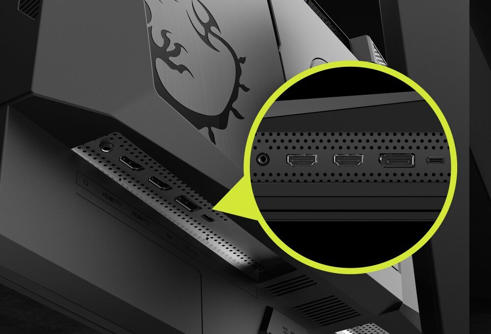 Monitor MSI MAG 272QP Zbliżenie tylnego panelu monitora z widocznymi portami HDMI, DisplayPort i USB-C w żółtym okręgu powiększenia