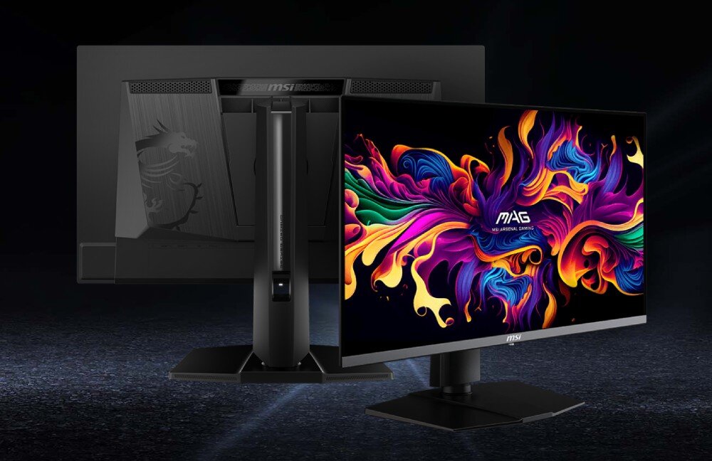 Monitor MSI MAG 272QP Dwa monitory pokazane z przodu i z tyłu, z kolorowym wzorem na ekranie i wizerunkiem smoka na obudowie