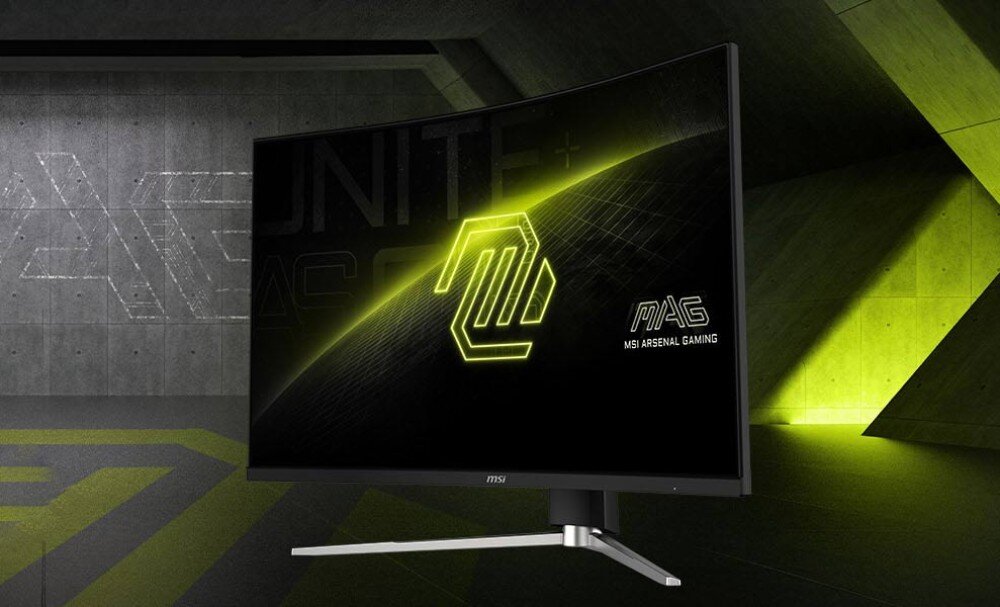 Monitor MSI MAG 325CQRXF E2 Monitor dla graczy widoczny z profilu na tle szarego tunelu, co podkreśla mocne zakrzywienie ekranu, opis