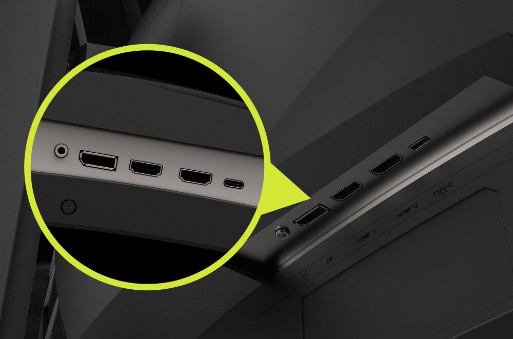 Monitor MSI MAG 325CQRXF E2 Zbliżenie na dolną krawędź obudowy monitora z lupą powiększającą panel portów, obejmujący wyjście audio, dwa złącza HDMI, DisplayPort oraz USB-C, porty, złącza