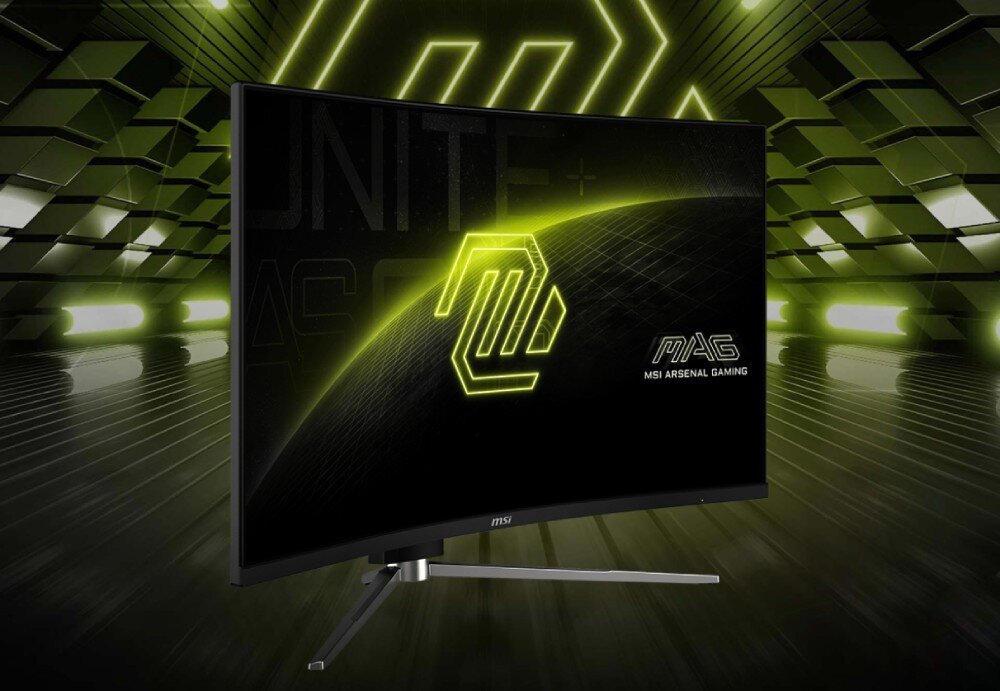 Monitor MSI MAG 325CQRXF E2 Monitor zakrzywiony widoczny pod kątem, wyświetlający logo marki w kolorystyce czarno-zielonej na tle geometrycznych wzorów