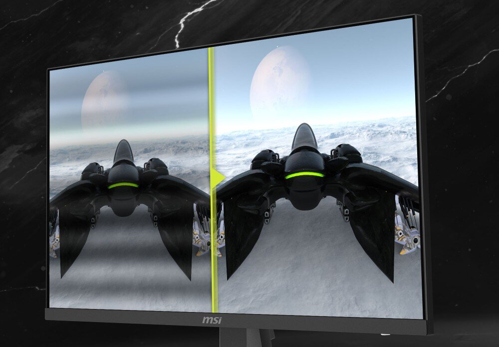 Monitor MSI Mag 274QF Porównanie jakości obrazu w grze kosmicznej, lewa strona ekranu jest rozmyta i nieostra, a prawa wyraźna i szczegółowa