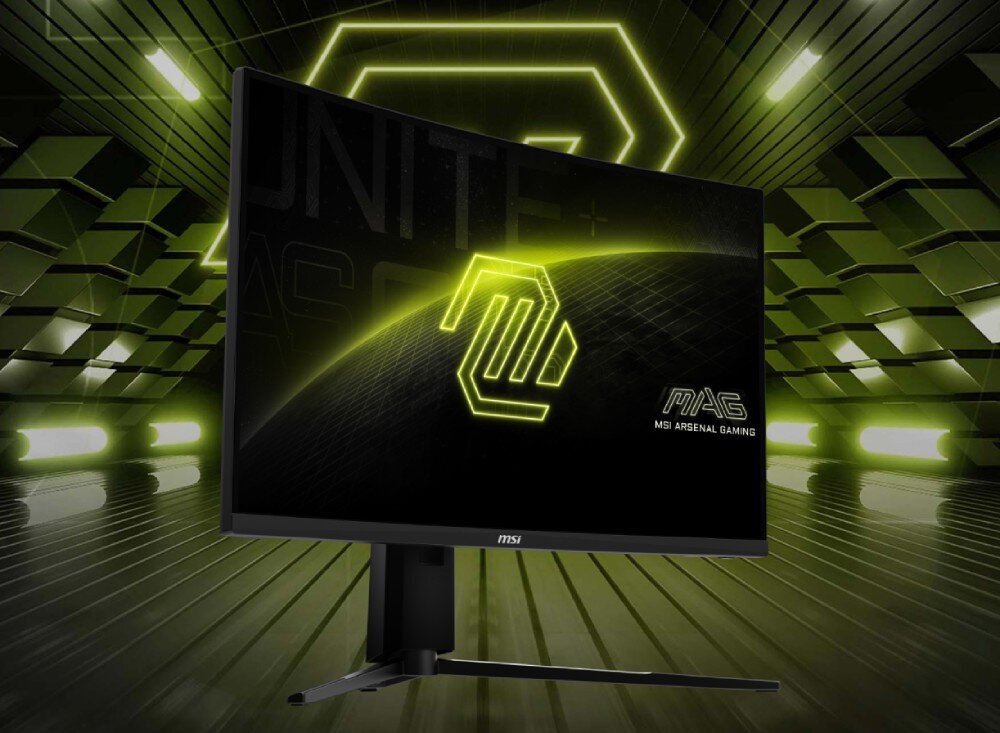 Monitor MSI MAG 276CPXF Monitor z lekko przekręconej perspektywy pokazujący ekran z logo MSI MAG i napisem 'MSI Arsenal Gaming' na ciemnym tle