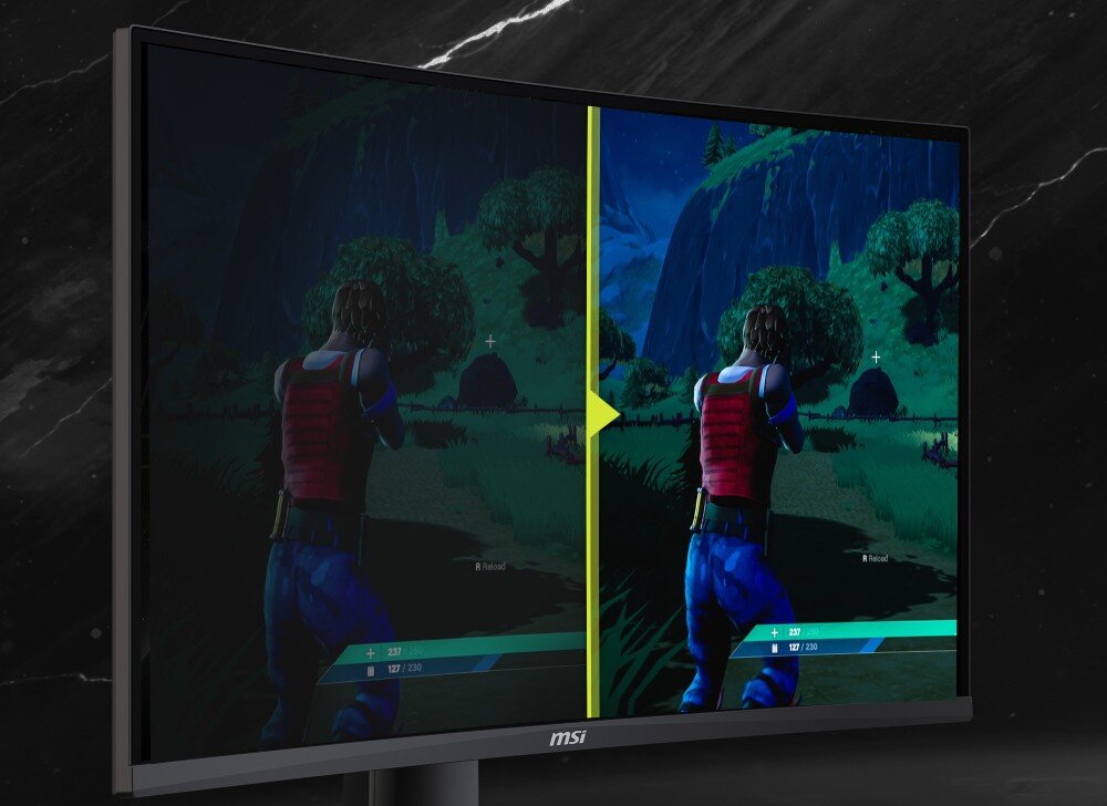 Monitor MSI MAG 276CPXF Porównanie widoczności szczegółów w ciemnej scenie z gry: lewa strona z mniejszą ilością detali, prawa z lepiej widocznym otoczeniem postaci