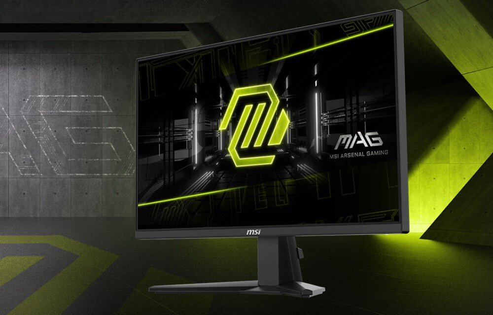 Monitor MSI MAG 255F E20 Monitor ukazany pod kątem wyświetlający duże żółte logo serii gamingowej na ciemnym tle wewnątrz wirtualnego pomieszczenia