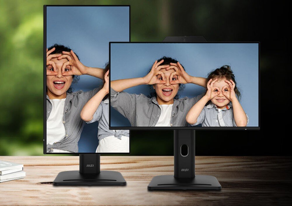 Monitor MSI PRO MP242PMG Dwa monitory stojące obok siebie, jeden w pozycji poziomej, a drugi pionowej, prezentujące to samo zdjęcie kobiety i dziecka